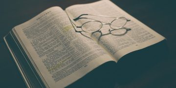 Navigating the Bible with Bible Hub: A Comprehensive Review